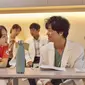 Daily Dose of Sunshine berkisah tentang beragam cerita yang dihadapi Jung Da Eun (Park Bo Young), seorang perawat yang bertemu dengan berbagai macam orang di bangsal psikiatri. (Yang Hae Sung/Netflix © 2023)