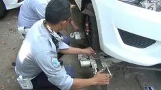Sejumlah pengemudi yang parkir di bahu jalan di kawasan Salemba panik saat petugas Dishub menderek mobil mereka.