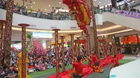 Barongsai Tonggak di Tangcity Mal, Tangerang. (Liputan6.com/Pramita Tristiawati)