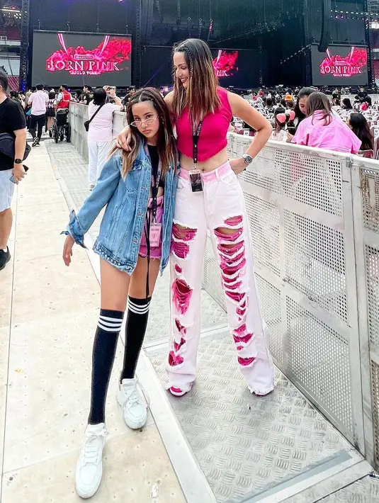 Sedangkan saat nonton konser Blackpink, Nia dan Mikhayla kompak kenakan busana dengan sentuhan warna pink sesuai gaya khas masing-masing. [@ramadhaniabakrie]