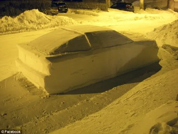 Sebuah mobil-mobilan yang terbuat dari salju diciptakan oleh ahli mekanik Simon Laprise. Simon, yang berasal dari Montereal, mengaku menghabiskan waktu 4 jam untuk membuat mobil saljunya. (Facebook Simon Laprise)