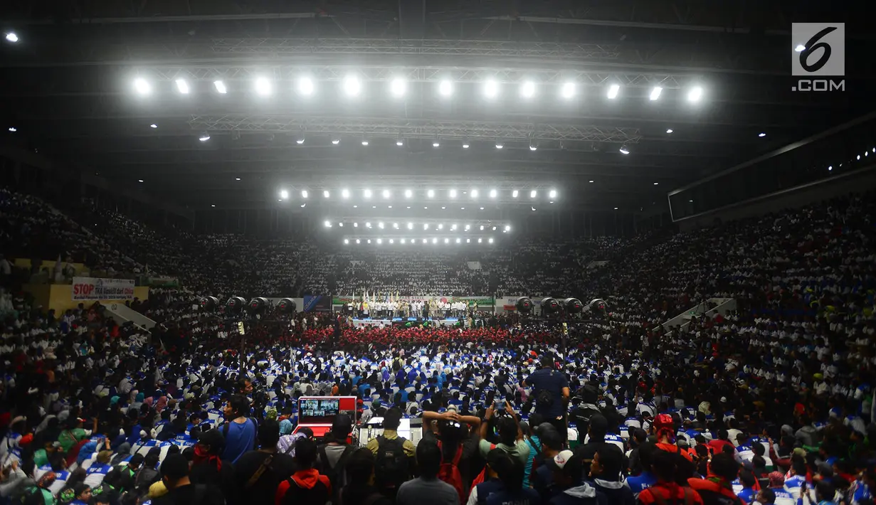 Ketum Partai Gerindra Prabowo Subianto dan ribuan buruh saat peringatan May Day Nasional di Gedung Istora Senayan, Jakarta, Selasa (1/5). Prabowo akan menandatangani kontrak politik dengan buruh terkait sepuluh tuntutan rakyat. (Merdeka.com/Imam Buhori)
