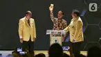 Presiden Joko Widodo (tengah) didampingi Ketua Umum Partai Golkar Airlangga Hartarto (kanan) dan Ketua Penyelenggara Musyawarah Nasional Partai Golkar Melchias Markus Mekeng (kiri) saat pembukaan Munas X Partai Golkar di Jakarta, Selasa (3/12/2019). (Liputan6.com/Johan Tallo)