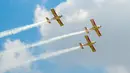 Sejumlah pesawat mengudara dalam formasi pada pertunjukan aerobatik di Wilayah Siziwang, Ulanqab, Daerah Otonom Mongolia Dalam, China utara, pada 21 Agustus 2020. (Xinhua/Peng Yuan)