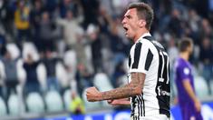 Pemain Juventus, Mario Mandzukic merayakan golnya ke gawang Fiorentina pada lanjutan Serie A di Allianz Stadium, Turin, (20/9/2017). Juventus menang 1-0. (Alessandro Di Marco/ANSA via AP)
