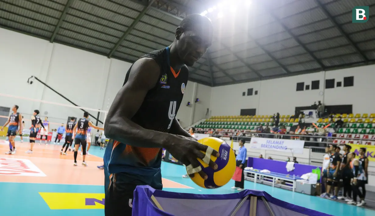Pemain Jakarta BNI 46, Camejo Durruthy Osmany bersiap melakukan servis saat laga lanjutan PLN Mobile Proliga 2022 melawan Surabaya Bhayangkara Samator di GOR Padepokan Voli Jenderal Polisi Kunarto, Bogor, Jumat (14/01/2022). (Bola.com/Bagaskara Lazuardi)
