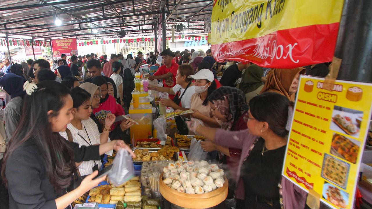 FOTO: Pasar Takjil Benhil Jadi Magnet Warga Berburu Menu Berbuka