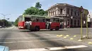 Foto yang diambil pada 24 September 1990 di Havana menunjukkan orang-orang Kuba sedang menaiki bus. Karena kekurangan bahan bakar, transportasi perkotaan mengurangi komplikasi yang memprovokasi layanan bagi para pelancong. (AFP/Rafael Perez)
