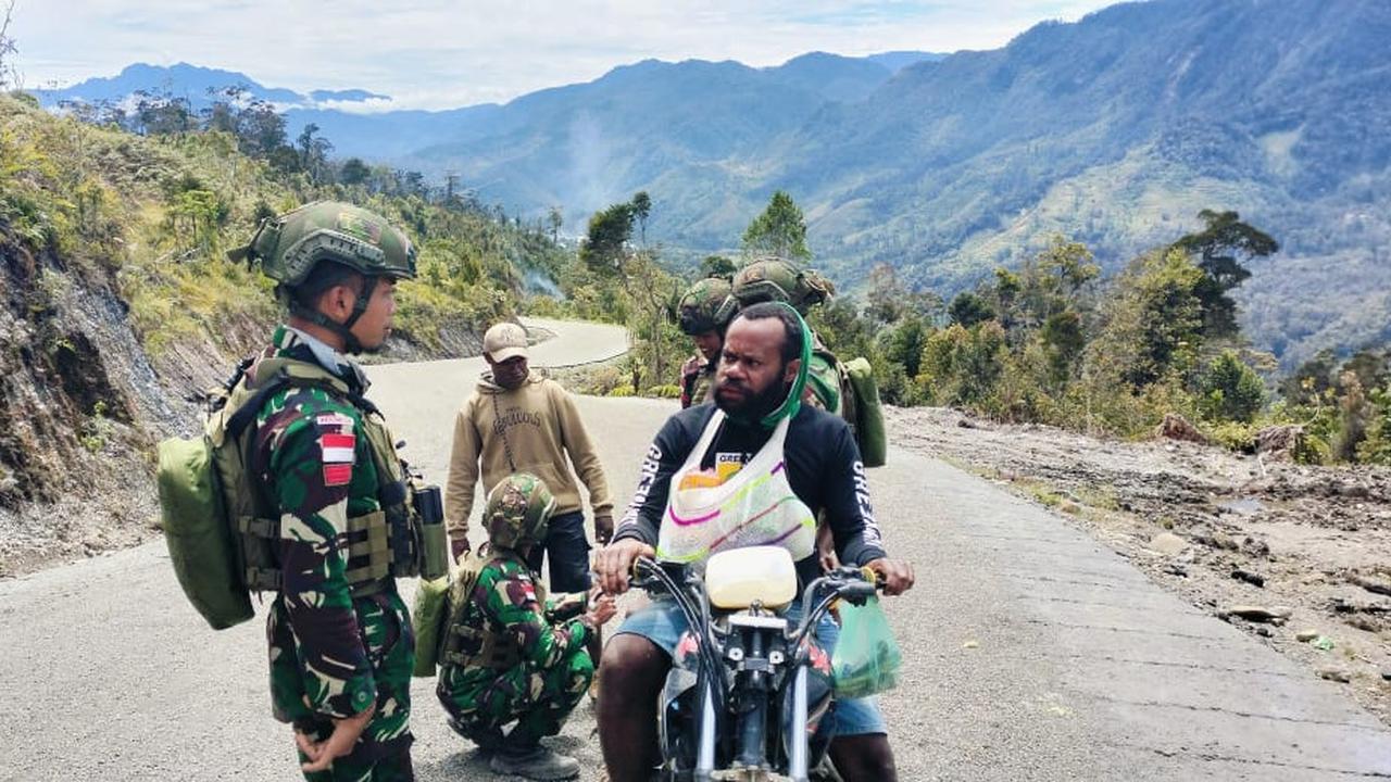 Patroli di Sugapa, Satgas Yonif 509 Kostrad Periksa Kendaraan Keluar Masuk Kampung Bilogai
