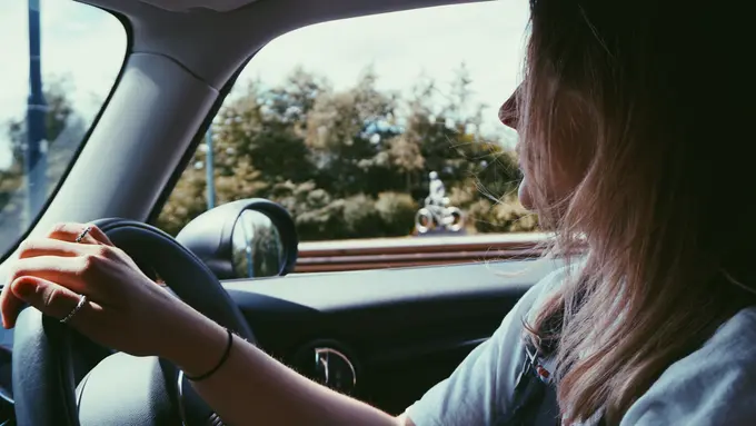 Ilustrasi mengendarai mobil