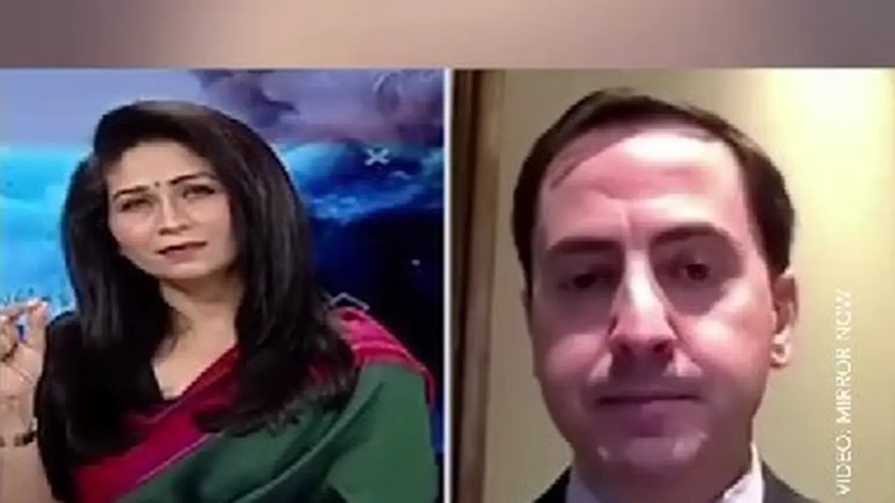Pria Israel meminta pembawa acara TV yang mengenakan kain sari berwarna hijau dan merah milik neneknya untuk dilepas