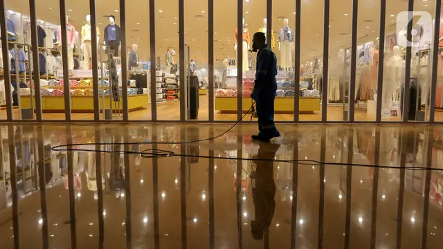 Cegah Covid-19 Petugas Semprot Mall dengan Disinfektan