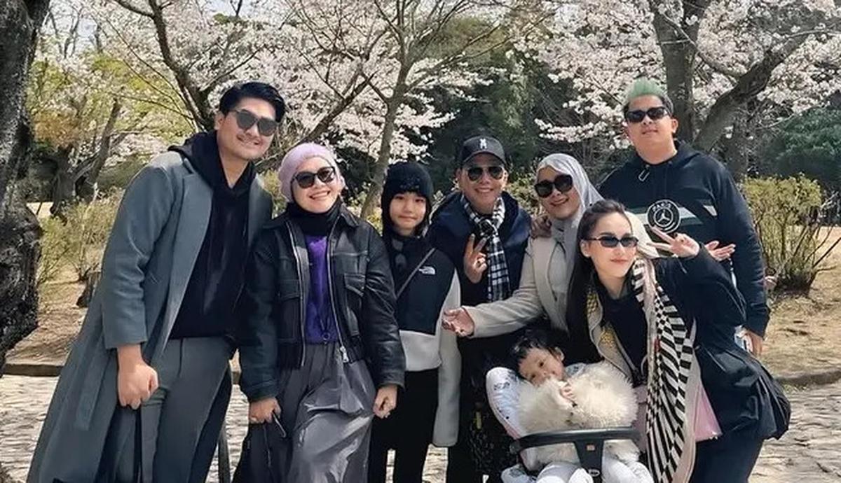 7 Potret Ayu Ting Ting Berburu Sakura di Jepang, Ajak Keluarga Besar