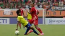 Gelandang Persija Jakarta, Bruno Matos menggiring bola saat menghadapi 757 Kepri Jaya pada laga Piala Indonesia di Stadion Patriot, Bekasi, Rabu (23/1). Persija menang telak 8-2. (Bola.com/Yoppy Renato)