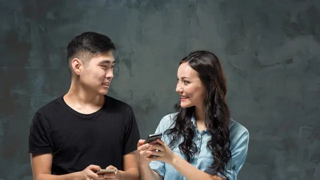 Seorang perempuan sedang menunjukkan HP nya kepada pasangannya (Foto Dok: Freepik/master1305)