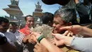 Jokowi disambut antusias oleh warga sekitar dan Jokowi dikalungkan selendang atau ulos atau Uis Gara dalam bahasa Karo berwarna kemerahan, Sumatera Utara, Selasa (10/6/2014) (Liputan6.com/Herman Zakharia)