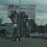 Ini nih undangan pernikahan zaman now, nggak perlu buang-buang kertas, satu kampung langsung tahu dari baliho. (Foto: Facebook/Rossyana Muchlis)