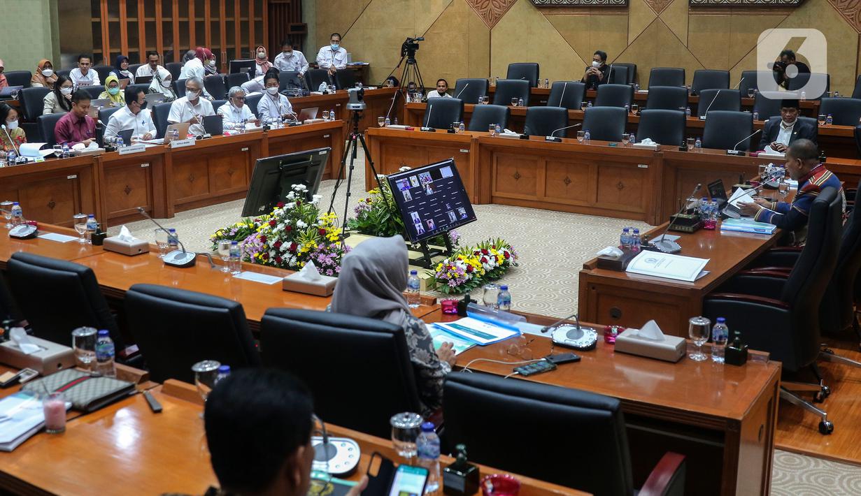 Suasana rapat kerja antara Menteri Kesehatan Budi Gunadi Sadikin dengan Komisi IX DPR di gedung Parlemen, Jakarta, Senin (7/11/22). Rapat membahas strategi penguatan pelaksanaan Peraturan Presiden Nomor 72 Tahun 2021 tentang Percepatan Penurunan Stunting. (Liputan6.com/Angga Yuniar)