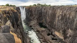 Sebuah foto Air Terjun Victoria, sebuah situs warisan dunia UNESCO berukuran tinggi 108 meter dan lebar hampir 2 km telah mencatat tingkat terendah akibat kekeringan parah di Air Terjun Victoria, di Zimbabwe (13/11/2019). (AFP/Zinyange Auntony)