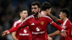 Gol Bruno Fernandes dari titik putih berhasil menyamakan kedudukan pada menit ke-88. Dua menit kemudian, Amad Diallo mencetak gol kemenangan yang sensasional di akhir pertandingan untuk Manchester United, juara Liga Inggris 20 kali itu. (Paul ELLIS/AFP)