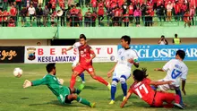 Laga di final leg kedua Piala Polda Jateng antara Persis Solo (merah) melawan PSIS di Stadion Manahan, Solo, diwarnai kericuhan suporter. (Bola.com/Vincentius Sawarno)