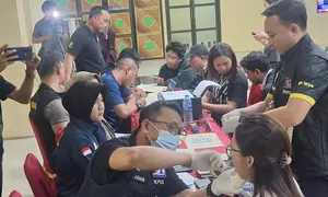 Polda Sulsel mengumpulkan sampel antemortem keluarga penumpang pesawat ATR 42-500 yang jatuh di Pangkep-Maros Sulsel. (Liputan6.com/ Fauzan)