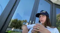 Calon ibu itu berpose bersama suaminya Justin Bieber serangkaian foto candid Instagram baru yang dibagikan Justin pada Kamis, 23 Mei. [@haileybieber/@justinbieber]