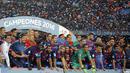 Pemain dan Official FC Barcelona  berfoto bersama saat merayakan kemenangan meraih trofi Super Cup Spanyol saat megalahkan Sevilla dengan Aggregat 5-0 di Stadion Camp Nou, Barcelona (18/8/2016). (AP/Manu Fernandez)