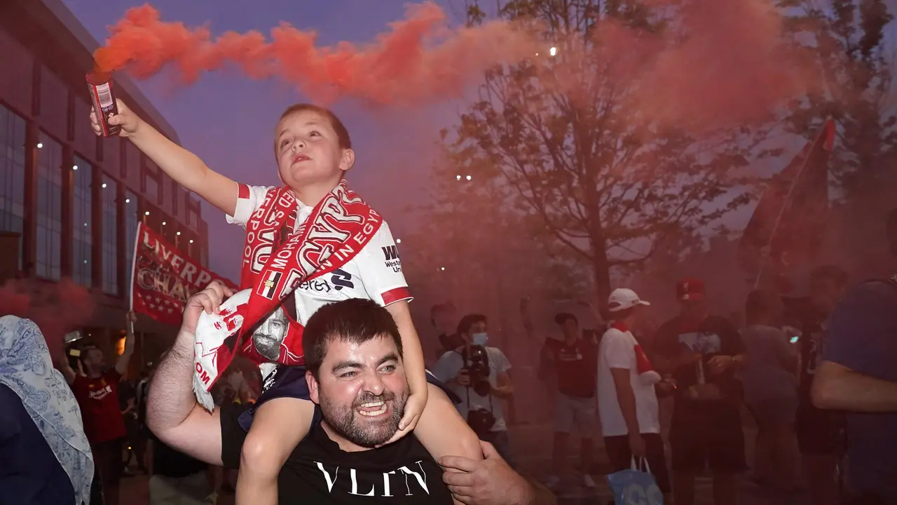 Liverpool Juara Liga Inggris, Fans Merahkan Langit Anfield