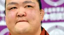 Pemegang predikat grand champion sumo, Kisenosato saat mengumumkan pensiun dari karirnya di Tokyo, Rabu (16/1). Kisenosato mundur setelah kalah tiga kali berturut-turut dalam turnamen papan atas New Year Grand Sumo. (Yohei Nishimura/Kyodo News via AP)