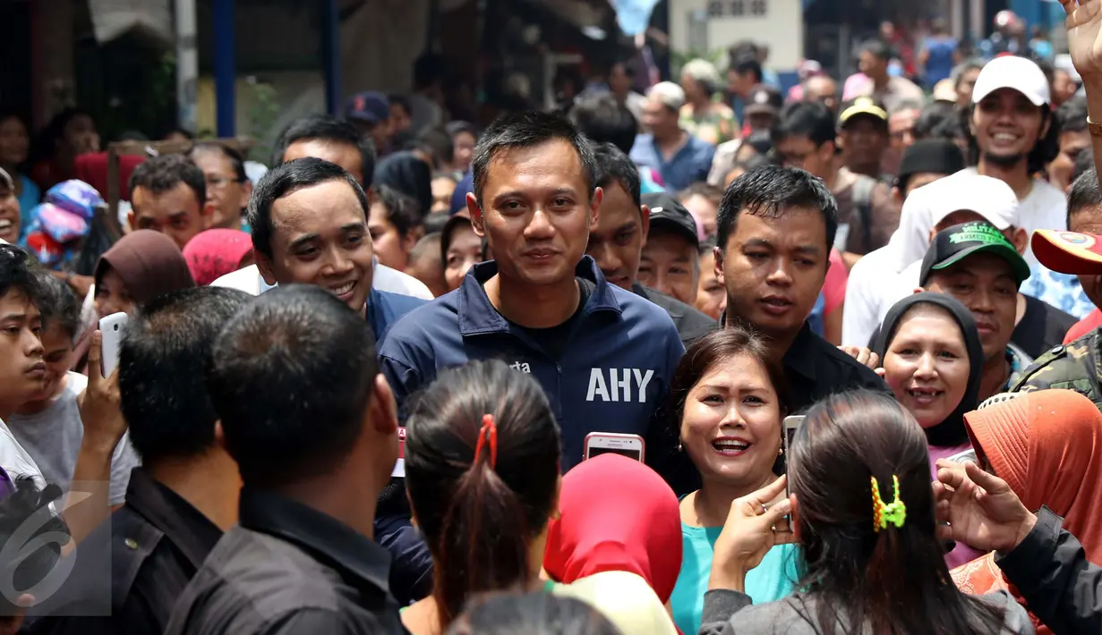 Calon Gubernur DKI Jakarta Agus Harimurti Yudhoyono mengunjungi pedagang dan warga di Pasar Paseban Jakarta Pusat, Jumat (11/11). Agus disambut hangat pedagang maupun pengunjung pasar tersebut. (Liputan6.com/Gempur M Surya)