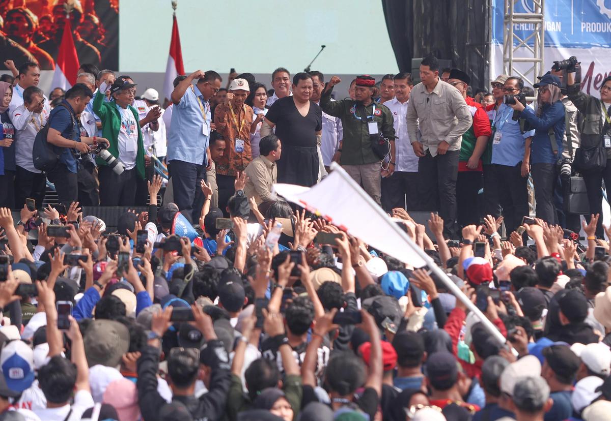 FOTO: Aksi Prabowo Lepas Baju  dan Membagikannya di Hadapan Buruh pada May Day 2026 di Monas