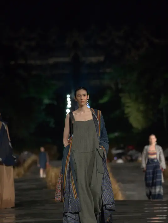 Eksistensi kain tenun dikenal sejak masa kerajaan tradisional. Salah satunya terlihat pada relief Candi Borobudur, yang menggambarkan seorang penenun dengan alat tenun gendong. Kain tenun juga terdapat di Pulau Sumba. Foto: Document/Edward Hutabarat.