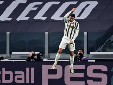 Penyerang  Juventus, Cristiano Ronaldo berselebrasi usai mentak gol keduanya ke gawang Cagliari pada pertandingan lanjutan Liga Serie A Italia di stadion Juventus di Turin (21/11/2020). Juventus menang atas Cagliari 2-0. (AFP/Miguel Medina)