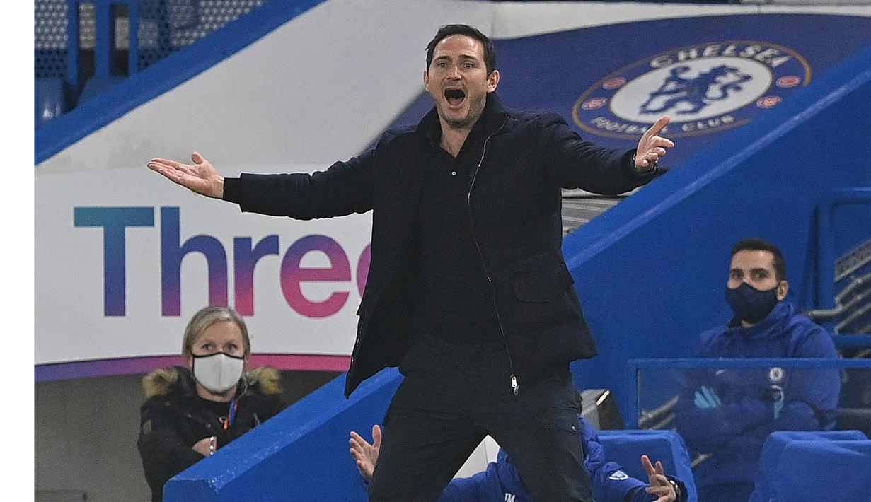 Pelatih Chelsea, Frank Lampard, tampak tidak puas dengan keputusan wasit dalam laga lanjutan Liga Inggris 2020/21 di Stamford Bridge, Minggu (29/11/2020) waktu setempat. Chelsea bermain imbang 1-1 dengan Tottenham. (AFP/Justin Tallis/Pool)