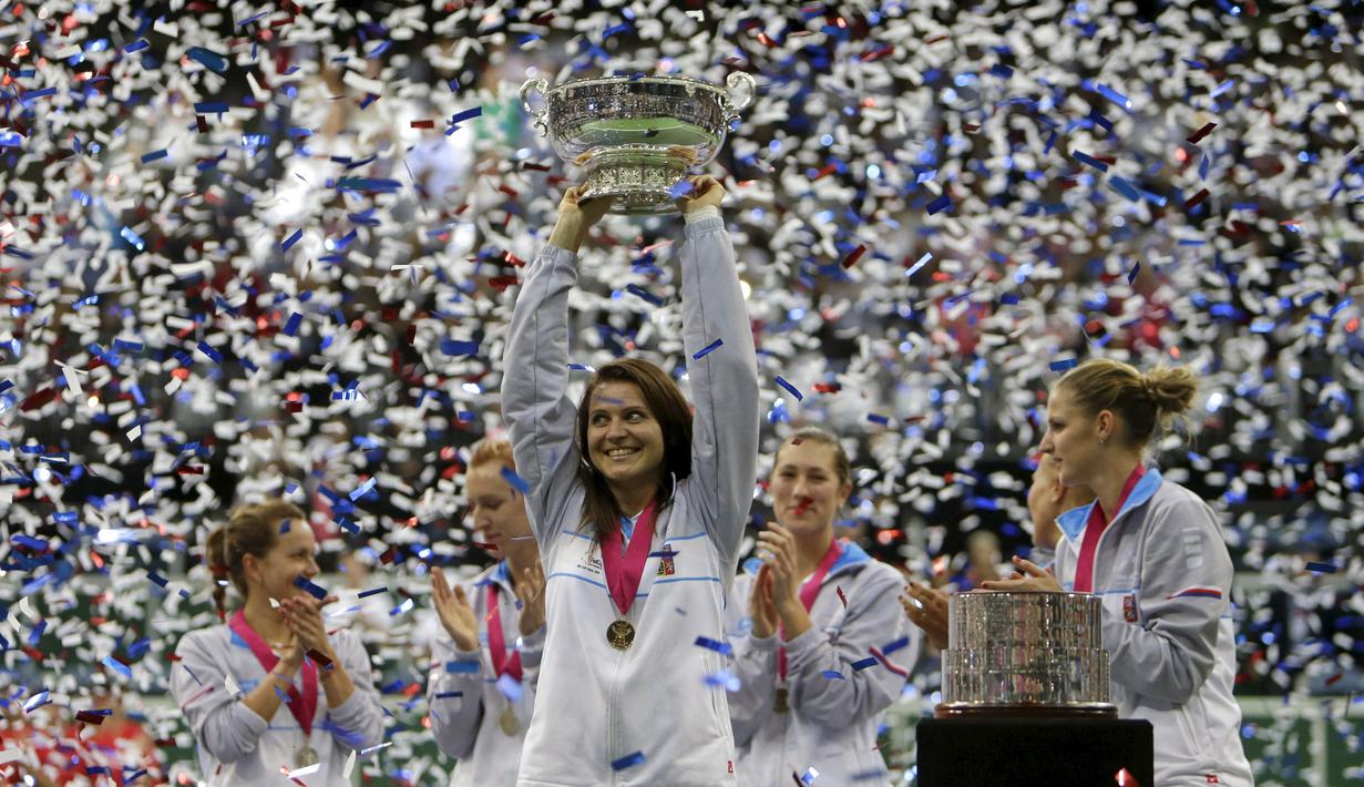 Petenis Republik Ceska, Lucie Safarova, mengangkat trofi juara Fed Cup setelah mengalahkan Rusia di final yang berlangsung di Praha, Republik Ceska, (15/11/2015). (Reuters/David W Cerny)