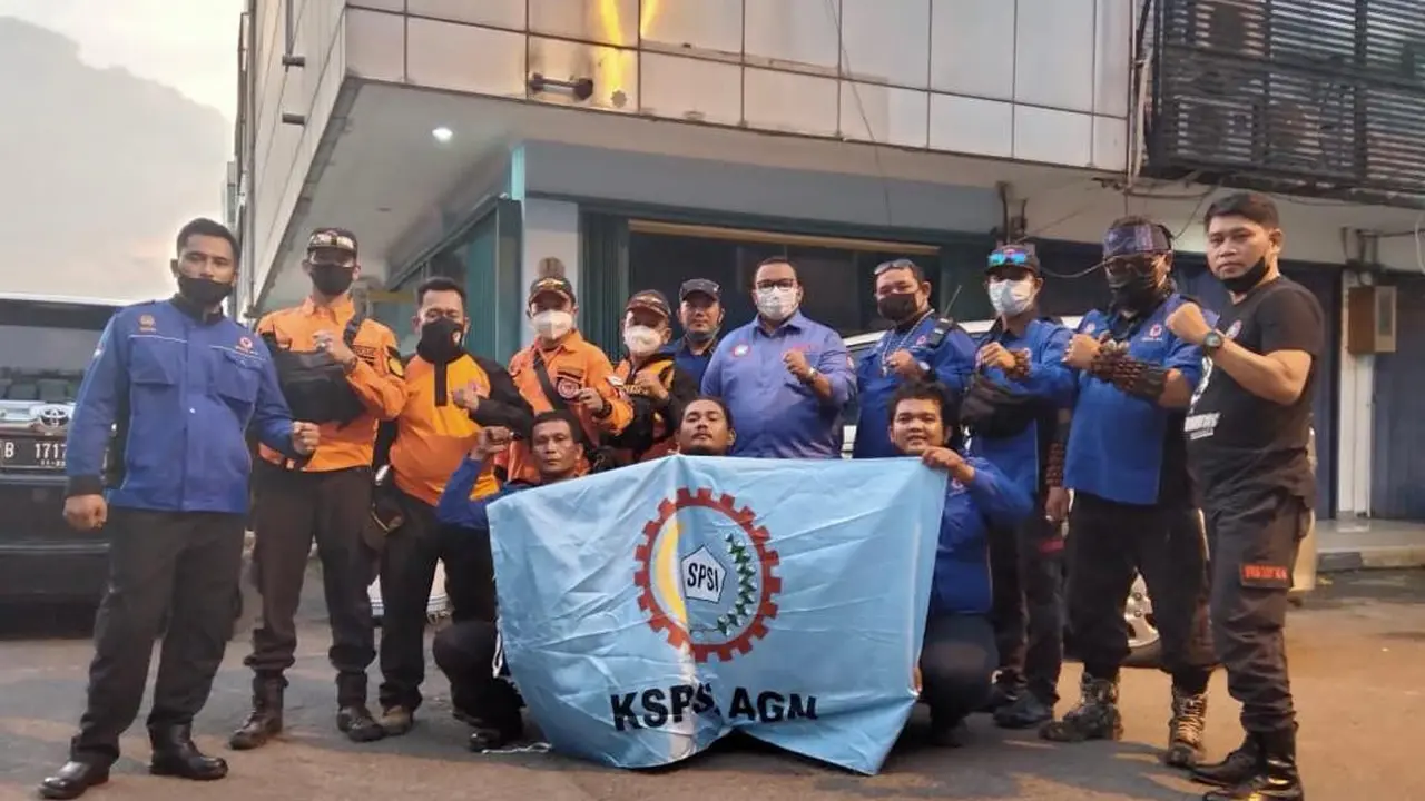 Presiden Konfederasi Serikat Pekerja Seluruh Indonesia (KSPSI) Andi Gani Nena Wea melepas secara resmi Tim Brigade Tanggap Bencana