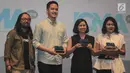 Digital Marketing Manager PT Bank DBS Indonesia Lidya Razi (dua kanan) foto bersama usai menerima Indonesia Content Marketing Awards 2019 di Jakarta, Rabu (27/3). PT Bank DBS Indonesia meraih penghargaan kategori Owned Media. (Liputan6.com/FaizalFanani)