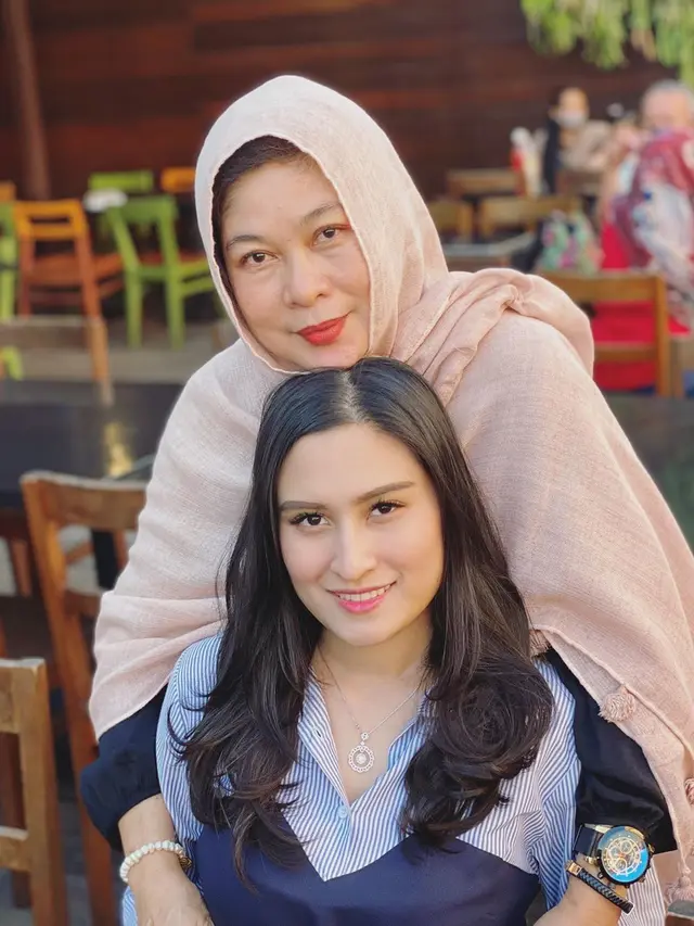 6 Potret Kebersamaan Angbeen Rishi dan Mama Mertua, Penuh Kehangatan