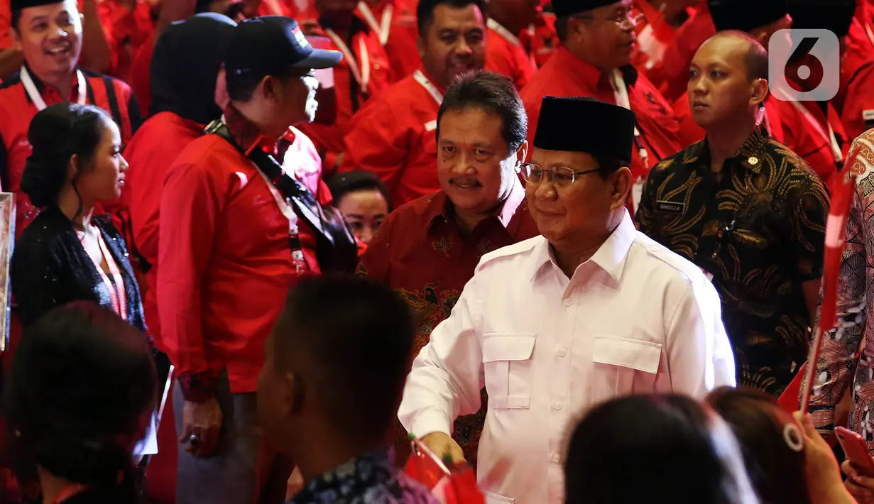 Menteri Pertahanan Prabowo Subianto saat menghadiri pembukaan Rakernas I dan HUT ke-47 PDI Perjuangan di JIEXPO Kemayoran, Jakarta, Jumat (10/1/2020). Rakernas ini bertajuk 'Solid Bergerak Wujudkan Indonesia Negara Industri Berbasis Riset dan Inovasi Nasional'. (Liputan6.com/Johan Tallo)