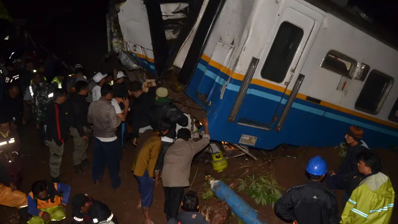 [FOTO] Akibat Longsor, Kereta Api Malabar Masuk Jurang