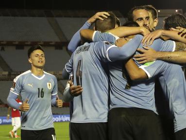 Pemain Uruguay merayakan gol yang dicetak Luis Suarez ke gawang Chile pada laga kualifikasi Piala Dunia 2020 zona Amerika Selatan di Estadio Centenario, Jumat (9/10/2020) pagi WIB. Uruguay menang 2-1 atas Chile. (AFP/ Raul Martinez/pool)