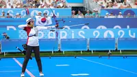 Atlet panahan putri Indonesia, Diananda Choirunisa melepaskan anak panah saat menghadapi wakil Prancis, Lisa Barbelin pada babak perempatfinal nomor individual putri cabor panahan Olimpiade Paris 2024 di Les Invalides Arena, Paris, Sabtu (3/8/2024). Diananda Choirunisa kalah 5-6. (Dok.NOC Indonesia/Naif Muhammad Al'as)