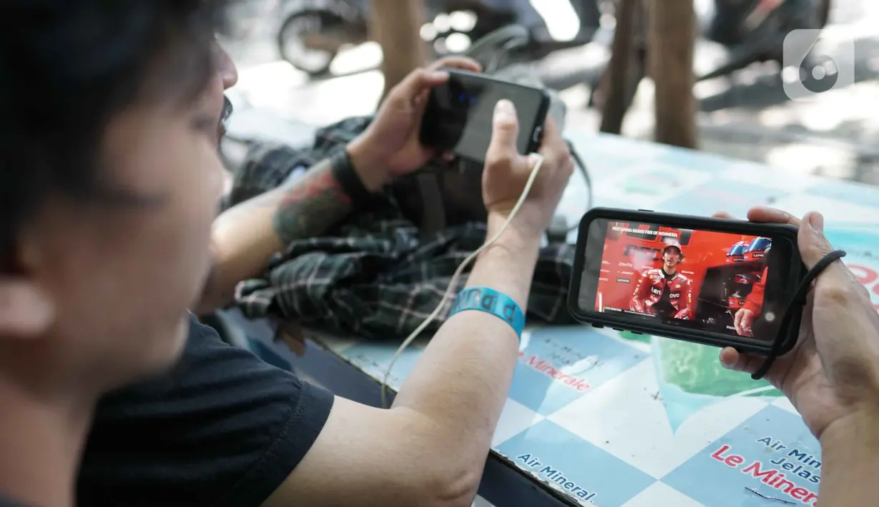 Warga menyaksikan balapan Pertamina Grand Prix of Indonesia 2022 melalui streaming di Bundaran HI, Jakarta, Minggu (20/3/2022). Antusias masyarakat Indonesia nobar sebagai MotoGP Mandalika 2022 yang merupakan kembalinya MotoGP ke Indonesia setelah sempat vakum 25
tahun. (Liputan6.com/Faizal Fanani)