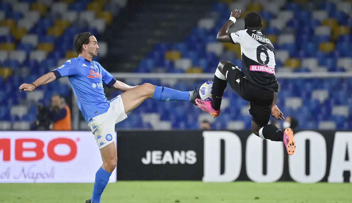 Gelandang Napoli, Fabian Ruiz (kiri) berebut bola dengan gelandang Udinese, Jean-Victor Makengo dalam laga lanjutan Liga Italia 2020/2021 pekan ke-36 di Diego Armando Maradona Stadium, Naples, Selasa (11/5/2021). Napoli menang 5-1 atas Udinese. (LaPresse via AP/Fabrizio Corradetti)