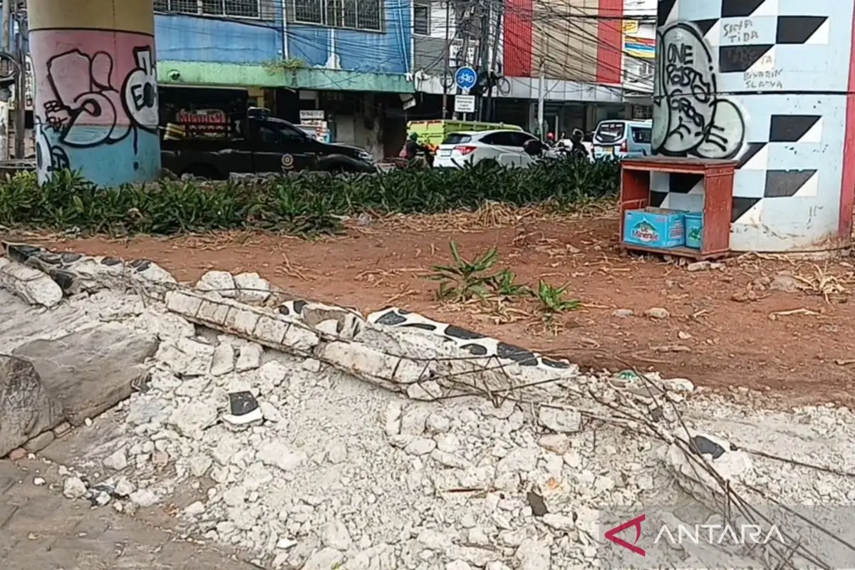 Pagar besi pembatas taman di kolong jalan layang (flyover) Kampung Melayu, Jakarta Timur, raib digondol komplotan pencuri alias 'rayap besi'. (Dok. Antara)