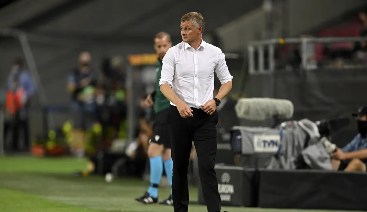 Pelatih Manchester United, Ole Gunnar Solskjaer melihat pemainnya saat bertanding melawan Copenhagen pada pertandingan perempat final Liga Europa di RheinEnergieStadion, di Cologne, Jerman (10/8/2020). MU lolos ke babak semifinal Liga Europa usai menang 1-0. (Sascha Steinbach/Pool via AP)
