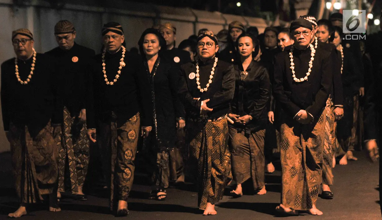 Ketua umum PKB, Muhaimin Iskandar (Gus Ami) dan mantan Panglima TNI Gatot Nurmantyo melakukan Kirab Pusaka dan Tapa Bisu 1 Suro di  Solo, Sabtu (31/8/2019). Acara dilakukan dalam rangka memperingati Tahun Baru Islam 1 Muharram atau Tahun Baru Jawa 1 Suro. (merdeka.com/Iqbal S Nugroho)