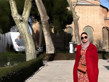 Baru-baru ini Rossa tengah berada di Turki. Rossa tampak begitu anggun dengan long dress yang dipadukan dengan coat warna merah. Dia pun ramai dipuji cantik dengan jilbab warna abu-abu. (Liputan6.com/IG/@itsrossa910)