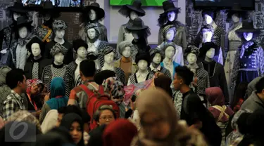 Suasana keramaian pengunjung salah satu Booth Indonesia Fashion Week hari Kedua di Jakarta Convention Centre (JCC), Jumat (11/3). Ajang Fashion Bergengsi ini berlangsung hingga 13 maret 2016. (Liputan6.com/Johan Tallo)